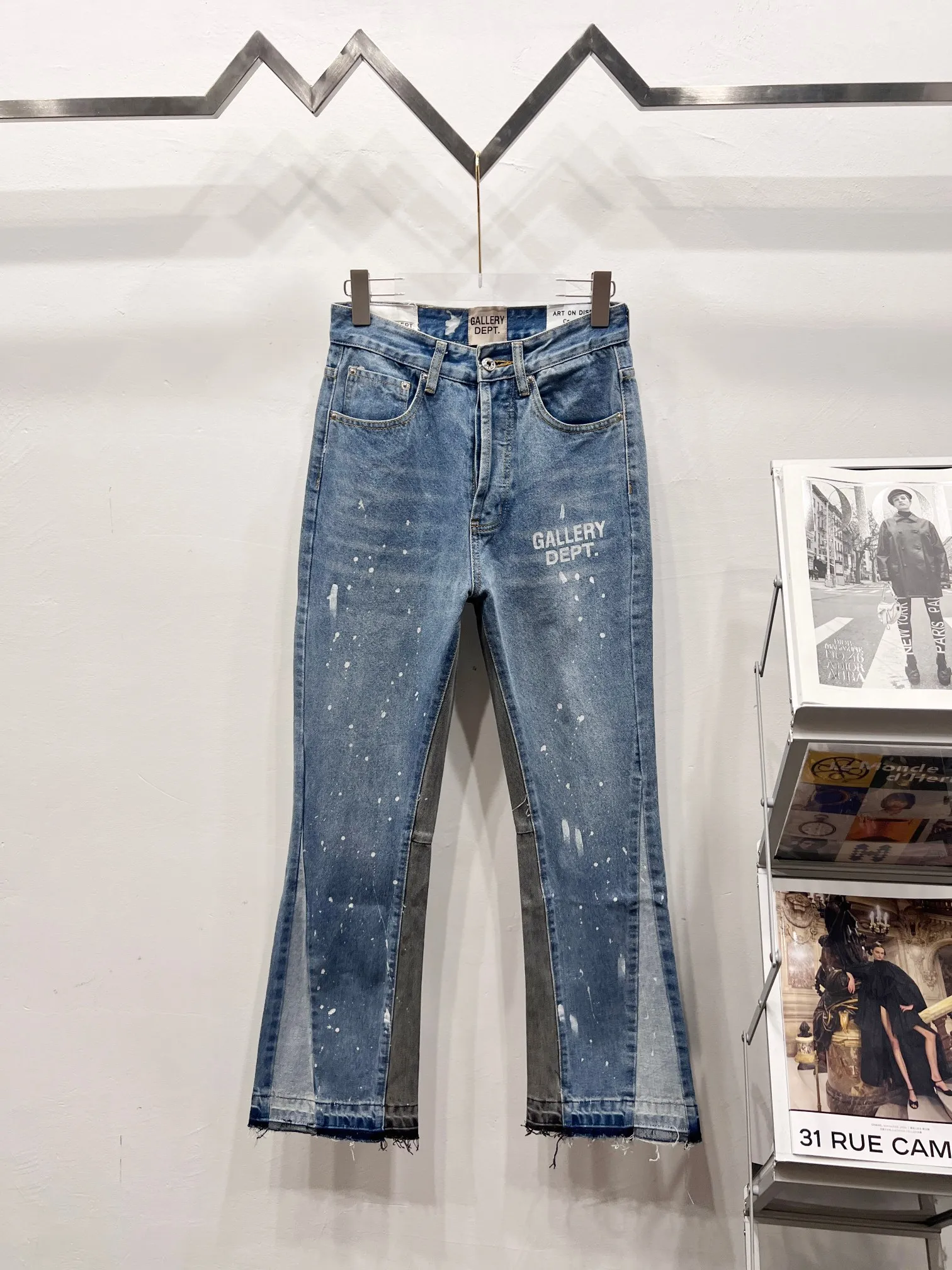 P240 Style number: (A004) GALLERY DEPT. 2025 new splash-ink hand-painted letters splicing couple style loose washed flared jeans 🔥High version🔥High version🔥 Top ceiling quality Styles with different washed textures are very friendly to people with thin legs and thick legs. The slightly flared version is very flattering. Moderate length that never goes out of style, easy to match with casually, basic styling for various styles, a must-have in the wardrobe! The fabric is stiff but also makes the upper body soft without losing texture. The washing process is even more perfect. It is a must-have item for everyone! ! ! Washed wheat, tag, pants label, three complete labels Color: washed black, washed blue Size: 28, 30, 32, 34 (four sizes)